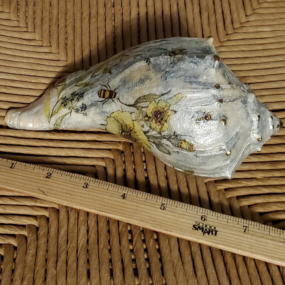 Knobbed Welk Shell in a Bee Floral Design 🤎⚜️💛⚜️ - Picture 2 of 5